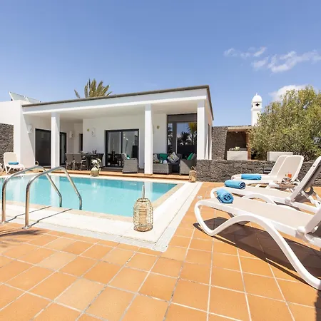Private Pool In Playa Blanca, Cleaning Included بيت للعطل *